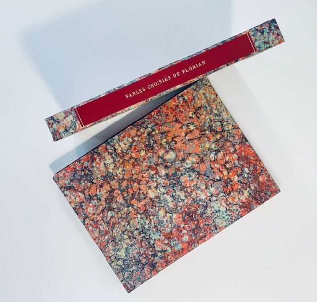 Une chemise et son étui pour ce bel ouvrage illustré.
.
Pièce de titre par @atelierlafeuilledor 

#reliure #bookbinding #bookmaking  #handmade #artisanat #livres #books #bookstagram #atelierrozo