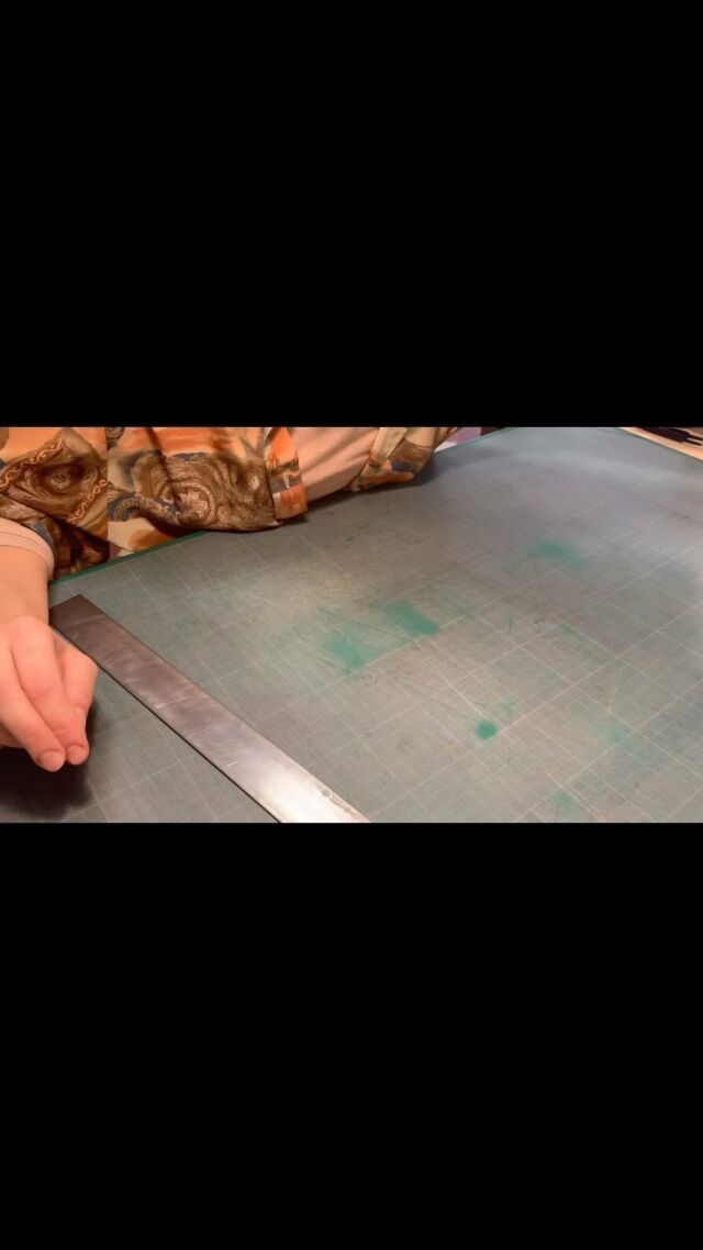 📚✂️ Mon tout premier Reel ! ✂️📚

Plongez avec moi dans l’univers captivant de la reliure artisanale ! Dans cette vidéo, je vous montre l’art délicat de confectionner des onglets pour mon tout dernier projet de reliure.

Je suis ravie de partager ce processus avec vous et j’espère que cette vidéo vous donnera un aperçu de la magie qui se cache derrière chaque reliure unique que je réalise.

📖 N’hésitez pas à liker, partager et me laisser vos commentaires sur cette première aventure en Reel ! Restez à l’affût pour plus d’expériences de reliure artisanale et d’art du papier.
🎵 @talbarc 
.
.
#premierreel #reliureartisanale #reliuredart #reliureparis #artisanatdulivre  #relieurparis #reliuretraditionnelle #parisartisanat #ouvragesdart #livresprécieux #creationartistique #beauxlivres