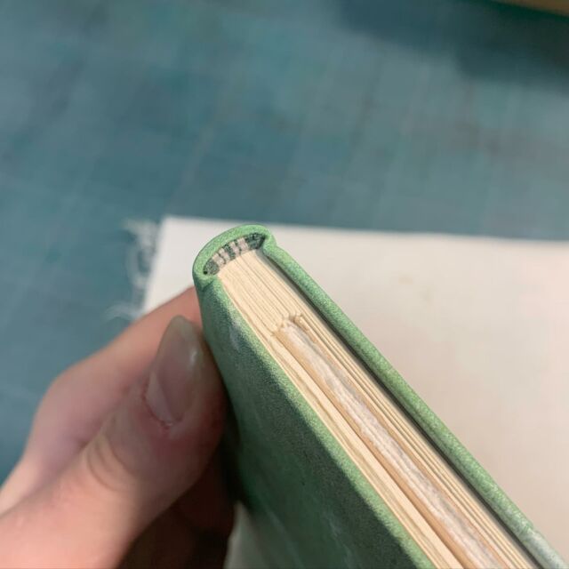 A voir très bientôt au @salonpages !
.
.
#reliure #reliuredart #bookbinding #artisan #artisanat #handcraft #tranchefile #cuir #teinture #creation