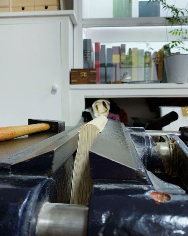 Ce week-end, l’atelier s’ouvre au public à l’occasion de portes ouvertes organisées par la mairie.

Près d’une cinquantaine de galeries d’art, ateliers de pratiques artistiques et artisans d’art du 17e participent à cet événement.
Retrouvez le programme complet en ligne!
.
.
#artisanat #artisan #portesouvertes  #paris #visite #rencontre #quefaireaparis #atelier #atelierdart #reliure