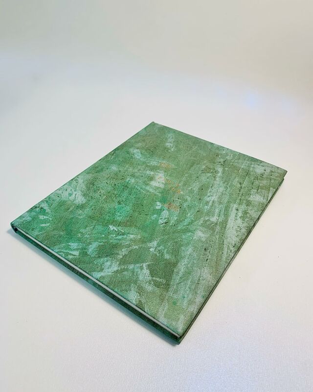 Fruition 
Texte d’Adeline Lionetto
Œuvres originales de Stéphanie Ferrat
Éditions les mains - 2022
.
Plein veau naturel teint 
Papier @awan.paper 
Dorure @atelierlafeuilledor 
.
.
.
#reliure #reliuredart #artisananat #artisanatdart #édition #livredartiste #creation #cuir #art #reliurecontemporaine #fruition #stephanieferrat #adelinelionetto #dorure #papier #indonesia #atelierrozo