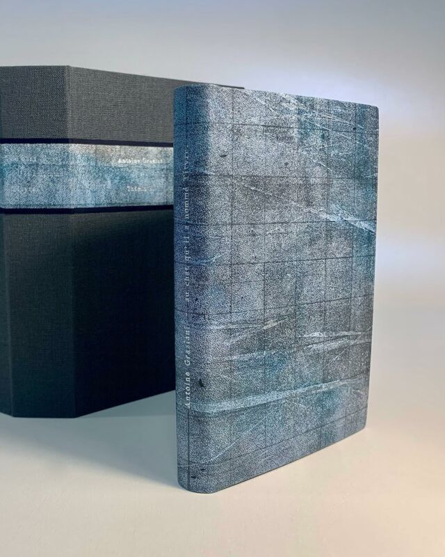 au chat qu’il a nommé Tityre.
Antoine Graziani & Thémis S.V
Atelier des grammes - 2016
.
Plein veau naturel teint 
Dorure @atelierlafeuilledor 
@atelierdesgrames 
.
.
.
#reliure #reliuredart #artisananat #artisanatdart #édition #livredartiste #creation #cuir #art #reliurecontemporaine #chat #antoinegraziani #themissv #chat #lithography #aquarelle #boîte #ecrins #atelierrozo