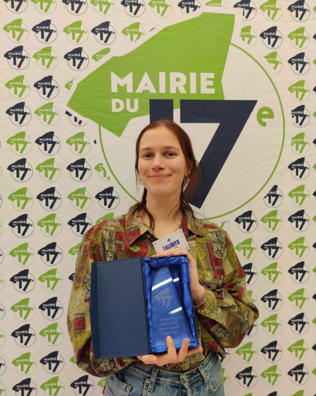 Le 17 janvier, j’ai été invité à monter sur scène auprès des élus de la @mairie17paris et de @geoffroy.boulard pour recevoir un des 17 prix décernés aux talents de l’arrondissement.
Merci à @alixbougeret , chargée à la culture, d’avoir mis en avant mon travail et mon métier, trop méconnu.
.
.
#Bookbinding #livre #reliuredart #reliure #artisanat #savoirfaire #artisanatfrancais #femmeartisane #artisan #atelierrozo #talentshow #mairiedu17eme