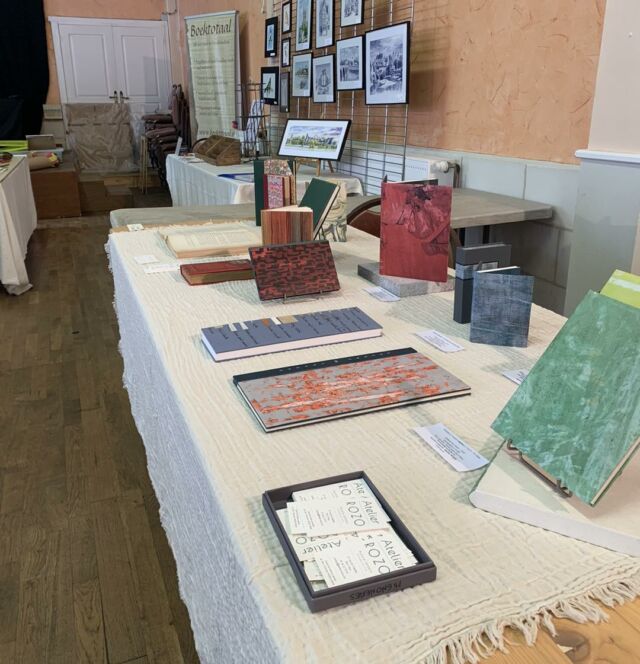 Bien arrivée et installée pour le salon du livre de Montreuil-Bellay 
Entre pluie et soleil,  entre château et chapiteau.