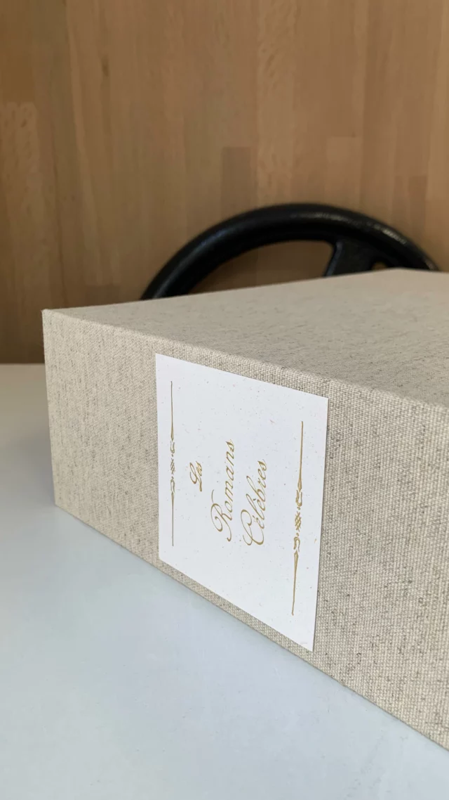 Boîte en toile avec grands rabats pour bien protéger ces 99 premières livraisons de « Les romans célèbres »

. Pièce de titre en papier par @atelierlafeuilledor