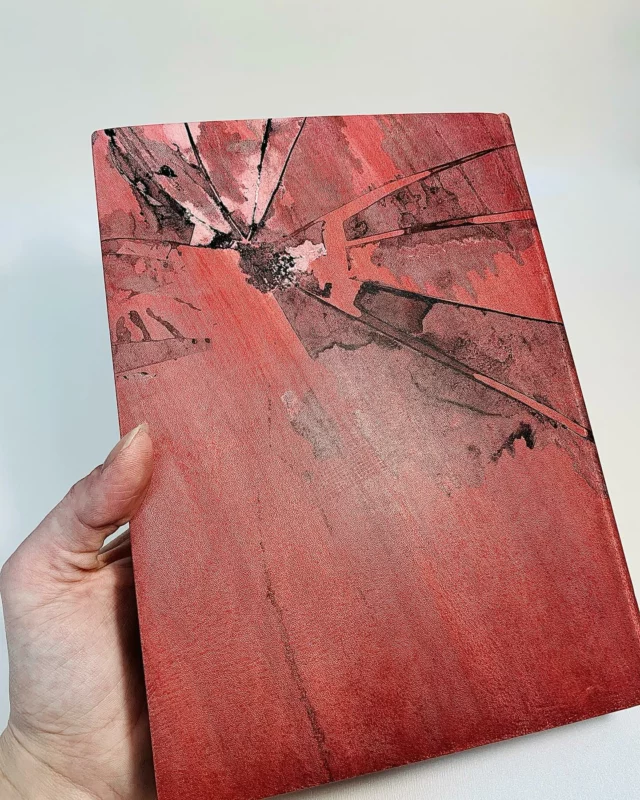 Lieux exemplaires
Flora Bonfanti ( @florabonfanti )
Œuvre originale de Charlotte Pringuey-Cessac
@editions.unes 
.
Plein veau naturel teint, estampé à froid et travail à l’encre de Chine 
.
Dorure au Palladium par @atelierlafeuilledor 
.
.
.