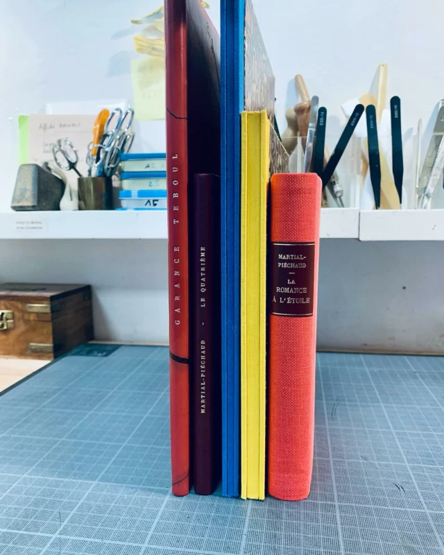 Les dernières reliures de l’année 2024 quittent l’atelier aujourd’hui pour retrouver leurs sapins respectifs !

Je prends quelques jours de repos pour profiter des fêtes en famille dans ma Normandie natale et serai de retour vendredi prochain pour un bon ménage à l’atelier !

Passez de belles fêtes !