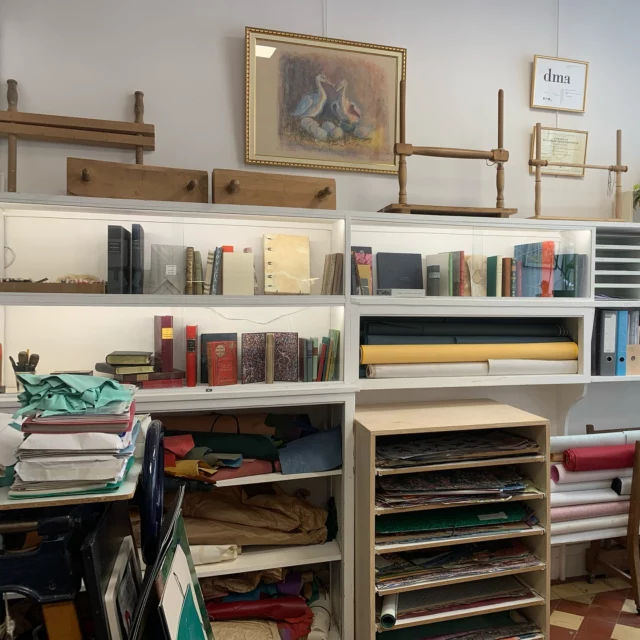 J’en profite que l’atelier soit un peu rangé pour prendre le temps de vous souhaiter à tous une année 2025 riche en projets et créations! J’aurais des choses à vous montrer bientôt!
.
#bonneannée 
#ParisArtisanat
#ReliureParis
#bookbinding 
#MadeInParis
#ParisHandmade
#ArtisanDeParis
#ParisienneStyle