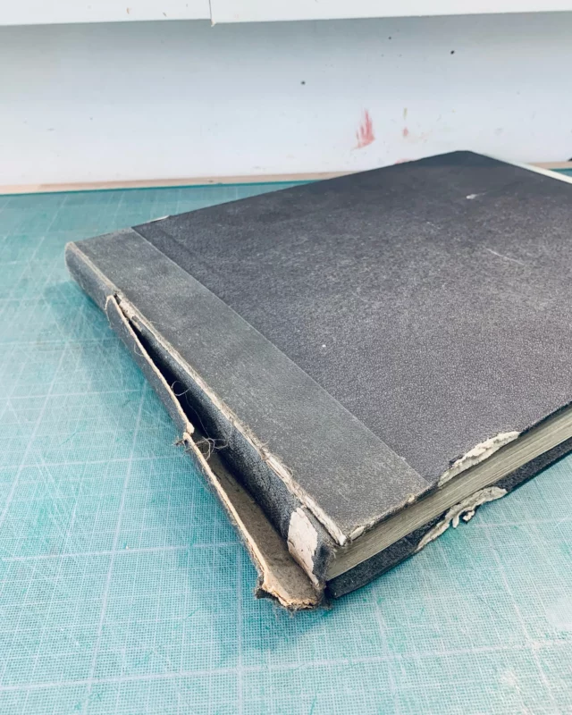 Avant/Après pour cet album qui retrouve une nouvelle utilité, affaire à suivre..
.
#reliure 
#album 
#restaurationdupatrimoine 
#book 
#manuscript