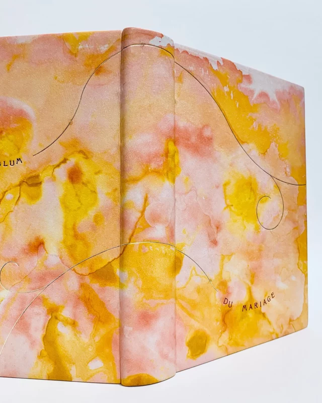 Du mariage 
Léon Blum
1907
.
Plein veau naturel teint
Gardes bords-à-bords et garde en chèvre velours
Montage sur onglets et tranchefiles mains assortis
.
Travail de dorure et titrage par @atelierlafeuilledor 
.